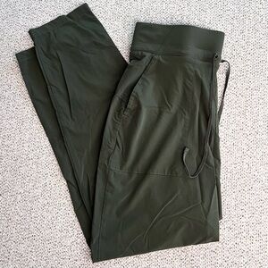 Nike Dri Fit Green Athletic Pants Size Small Joggers Workout Athleisure